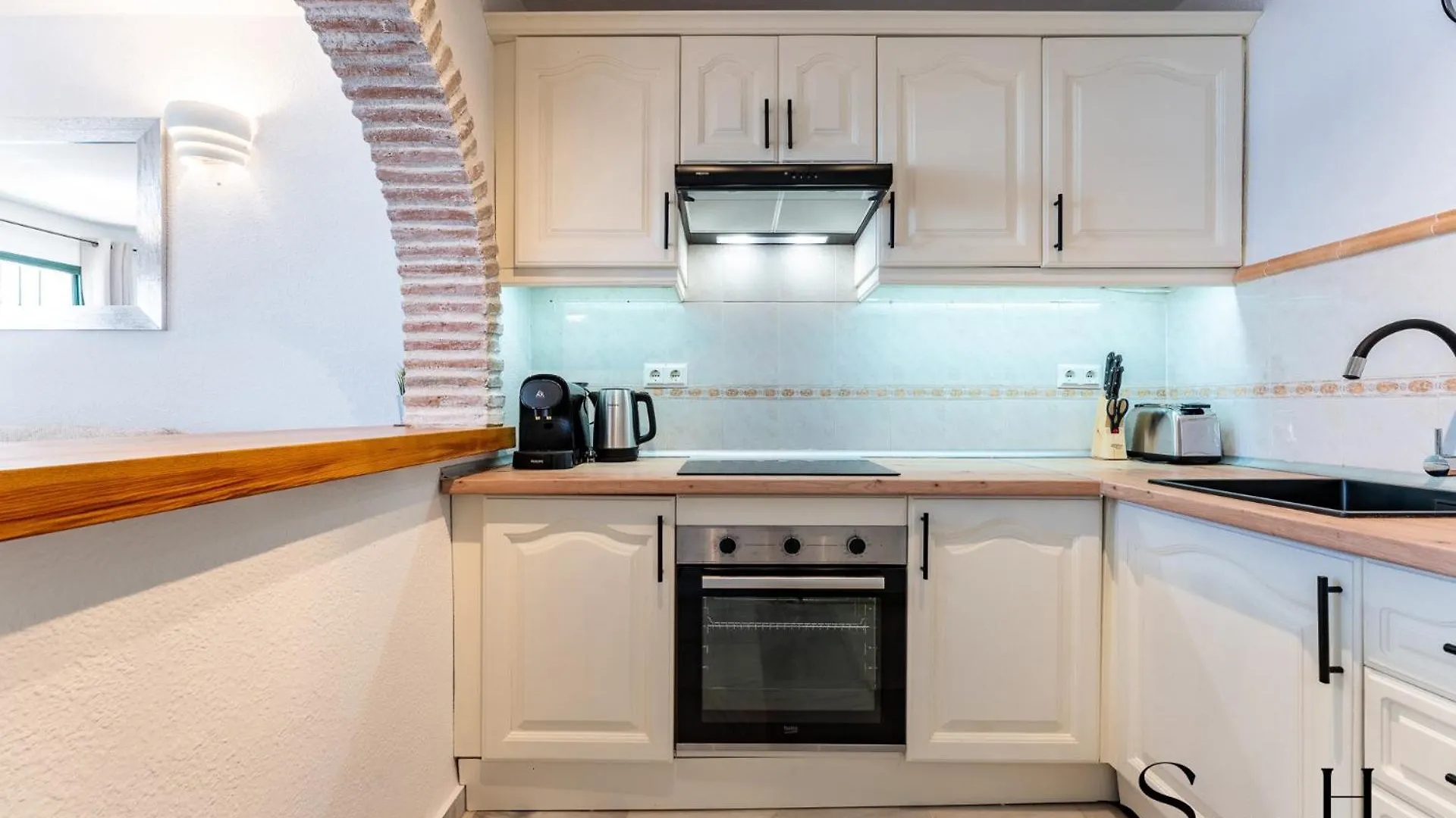 Poolside 2 Bedroom Retreat Benalmadena