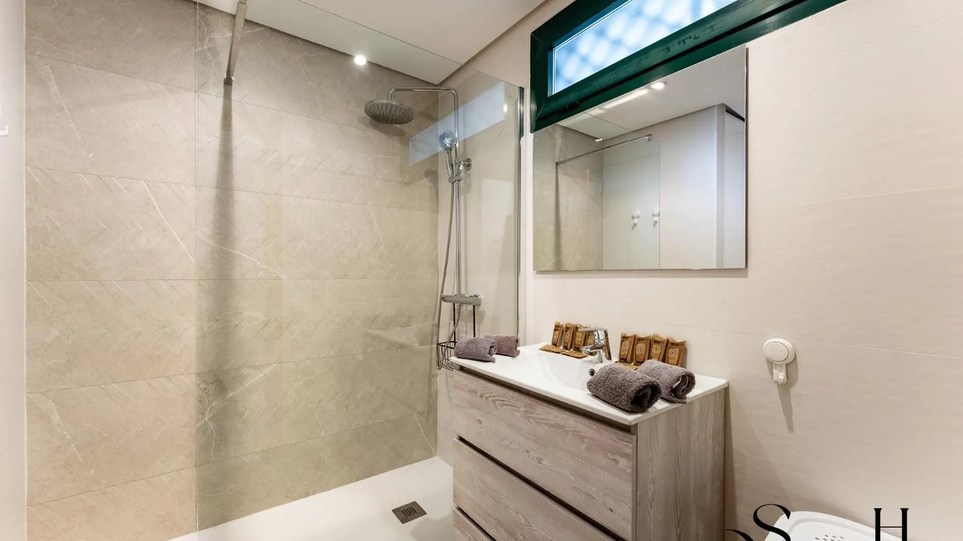 Poolside 2 Bedroom Retreat Benalmadena 0*,