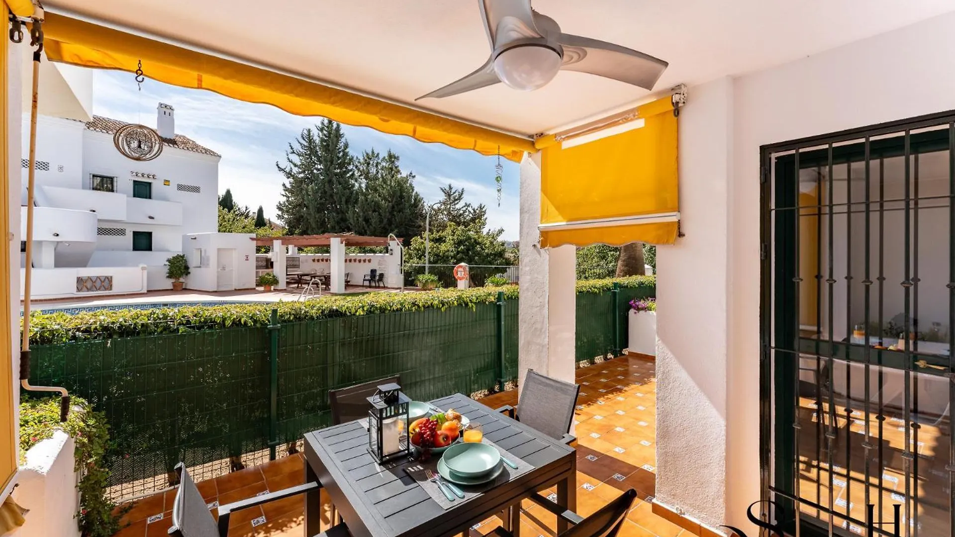 Poolside 2 Bedroom Retreat Benalmadena